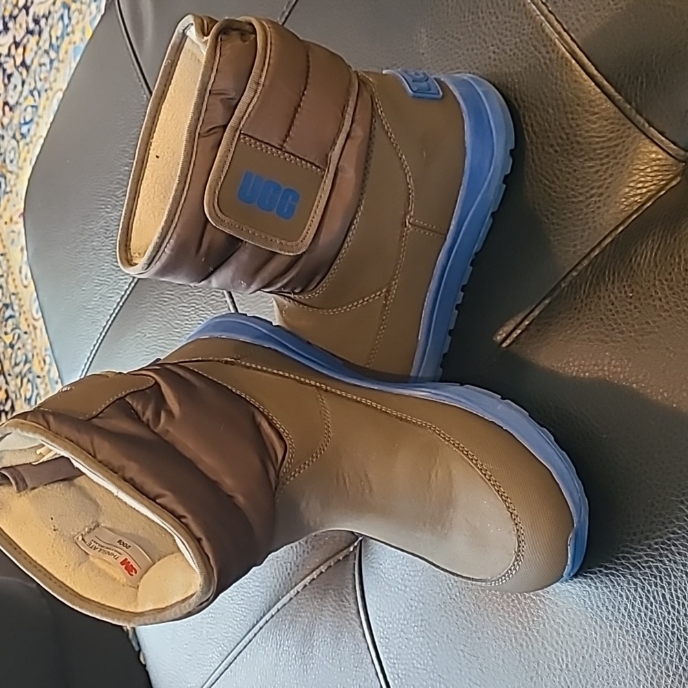 Hardly worn boys Uggs winter boots size 5